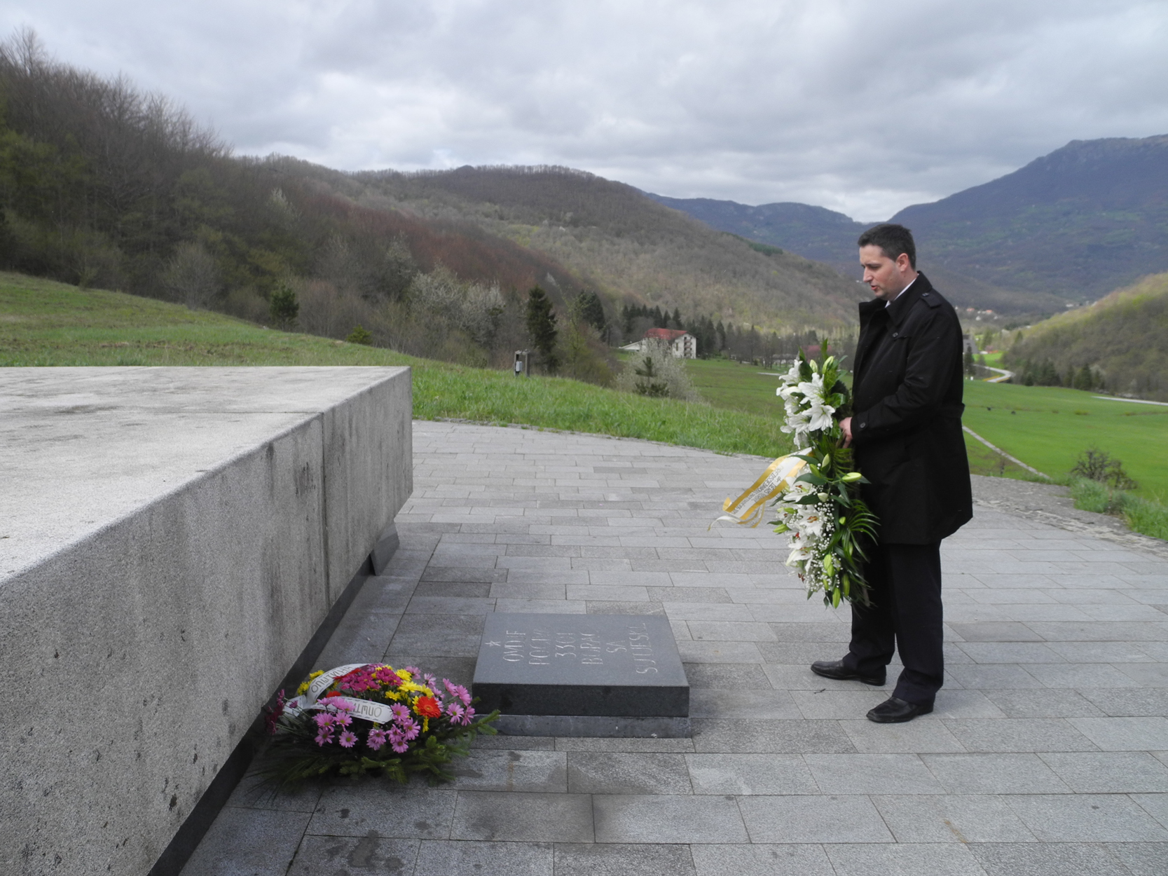 Zamjenik predsjedavajućeg Predstavničkog doma dr. Denis Bećirović posjetio Dolinu heroja na Sutjesci